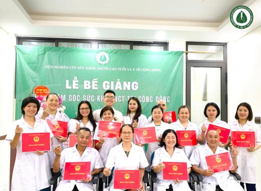 BẾ GIẢNG LỚP "CHĂM SÓC SỨC KHOẺ NGƯỜI CAO TUỔI TẠI CỘNG ĐỒNG" KHOÁ I-2024