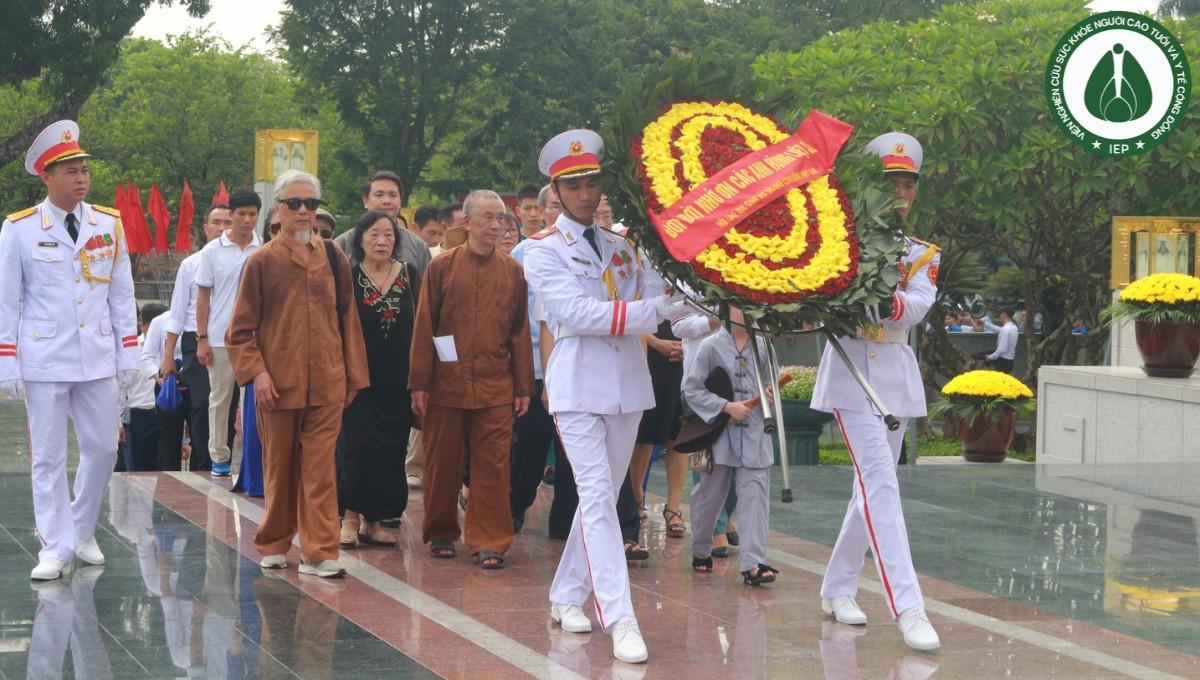 CÁN BỘ VIỆN IEP KỈ NIỆM 76 NĂM NGÀY THƯƠNG BINH LIỆT SĨ.